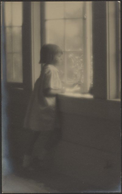 [Niña mirando por la ventana] de Louis Fleckenstein