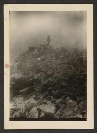 [Hombre sobre una pila de rocas] de Louis Fleckenstein