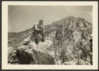 [Hombre sobre las rocas] de Louis Fleckenstein