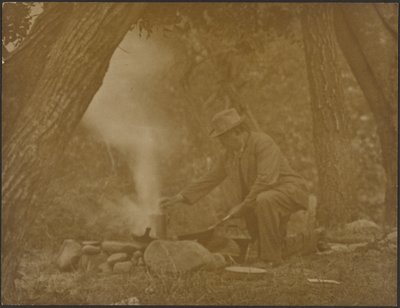 [Un hombre cocinando en una hoguera de acampada en el bosque] de Louis Fleckenstein