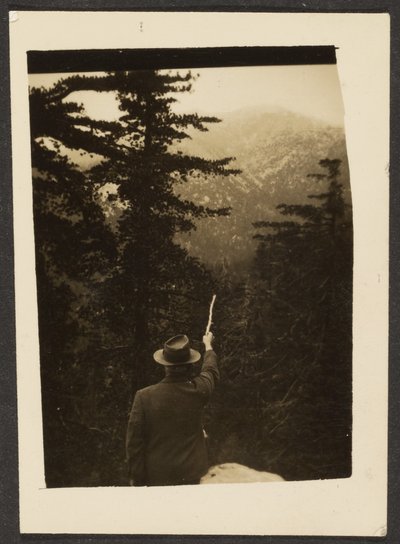 [Hombre señalando con un palo] de Louis Fleckenstein