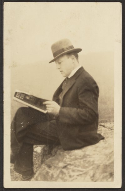 Hombre leyendo una revista sobre una roca de Louis Fleckenstein