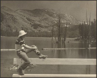 [Hombre sentado en un banco junto al lago] de Louis Fleckenstein