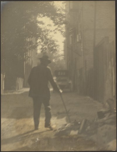 [Un hombre caminando por la calle] de Louis Fleckenstein