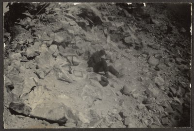 [Hombre entre las rocas] de Louis Fleckenstein