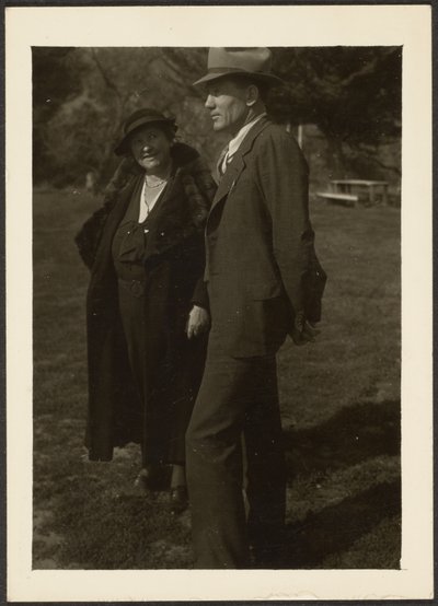 [Hombre y mujer de pie sobre la hierba] de Louis Fleckenstein