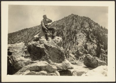 [Hombre sentado sobre rocas] de Louis Fleckenstein