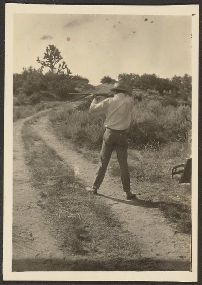 [Hombre en el camino con pistola] de Louis Fleckenstein