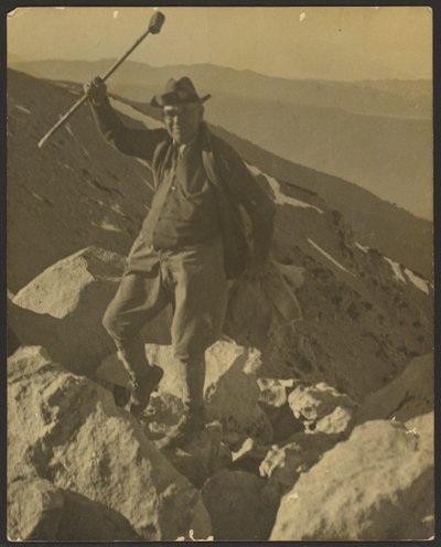 Hombre en la cima de una colina rocosa de Louis Fleckenstein