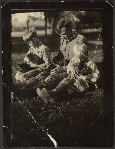 [Hombre con niños y cachorros en el patio] de Louis Fleckenstein