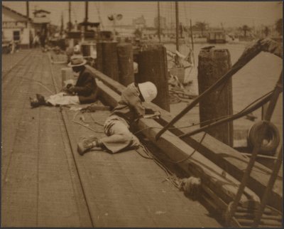 [Hombres sentados en el muelle] de Louis Fleckenstein