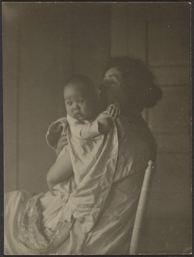 [Madre sosteniendo a su bebé en una silla] de Louis Fleckenstein