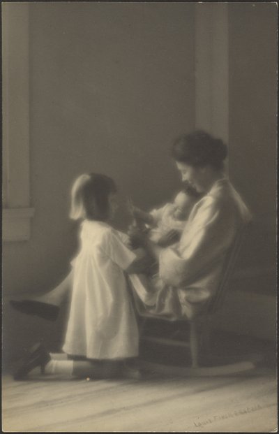 [Madre en mecedora con niños] de Louis Fleckenstein