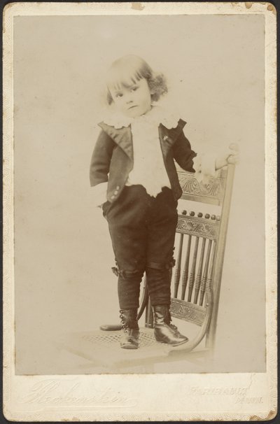 [Retrato de niño de pie sobre una silla] de Louis Fleckenstein
