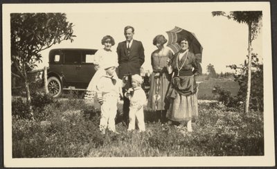 [Retrato de la familia de Florence fuera con el coche] de Louis Fleckenstein