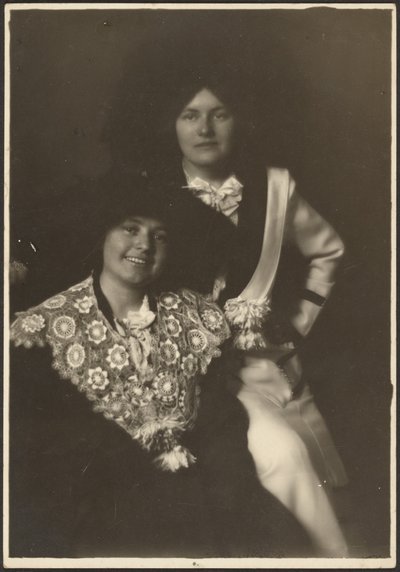 [Retrato de dos mujeres con trajes adornados] de Louis Fleckenstein
