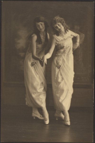 [Retrato de dos mujeres jóvenes con vestidos a juego] de Louis Fleckenstein