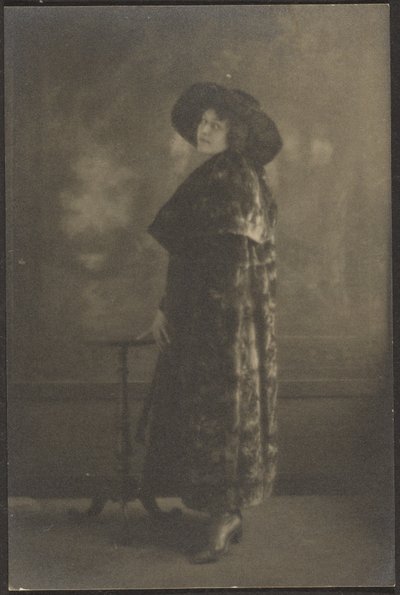 [Retrato de mujer con abrigo largo ante el tapiz] de Louis Fleckenstein