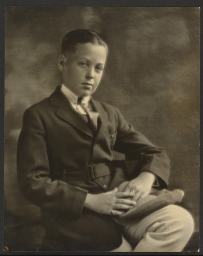 [Retrato de un niño con gorra en la rodilla] de Louis Fleckenstein