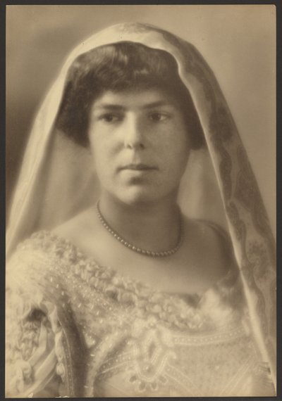 [Retrato de una novia con vestido de cuentas] de Louis Fleckenstein