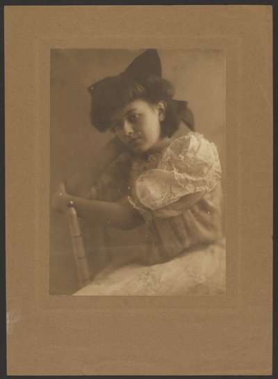 [Retrato de niña con gran lazo] de Louis Fleckenstein