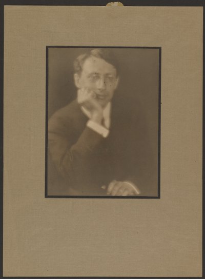 [Retrato de un hombre con la barbilla apoyada en la mano] de Louis Fleckenstein