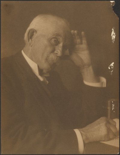 [Retrato de un hombre sentado ante un escritorio] de Louis Fleckenstein