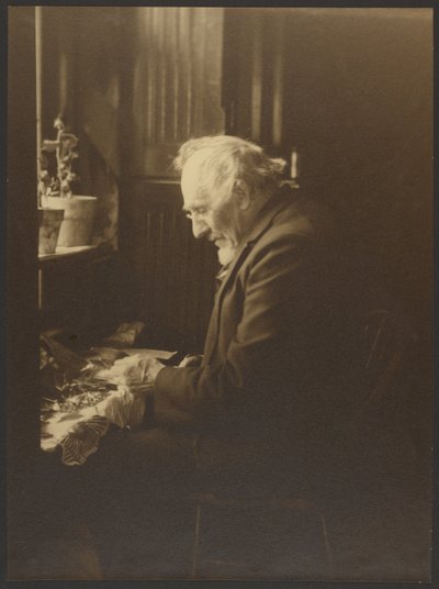 [Retrato de un hombre trabajando en un escritorio] de Louis Fleckenstein