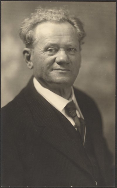 [Retrato de un hombre con traje negro a rayas] de Louis Fleckenstein