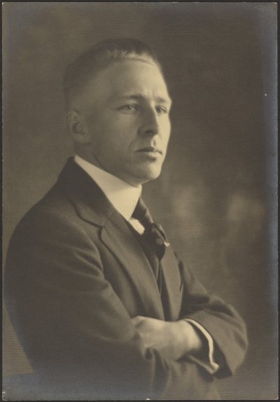 [Retrato de un hombre con los brazos cruzados] de Louis Fleckenstein