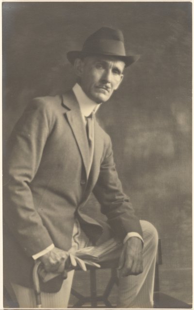 [Retrato de un hombre con bastón y guantes] de Louis Fleckenstein