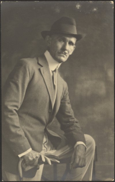 [Retrato de un hombre con bastón y guantes] de Louis Fleckenstein