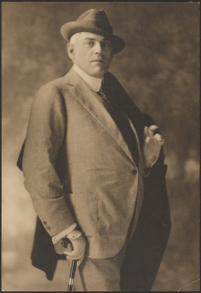 [Retrato de un hombre con bastón y guantes] de Louis Fleckenstein