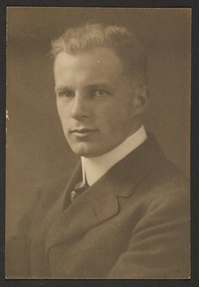[Retrato de un hombre con corte de tripulación] de Louis Fleckenstein