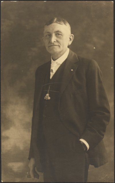 [Retrato de un hombre con llavero adornado] de Louis Fleckenstein