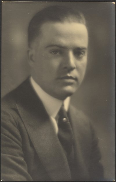 [Retrato de un hombre con alfiler de corbata de perlas] de Louis Fleckenstein