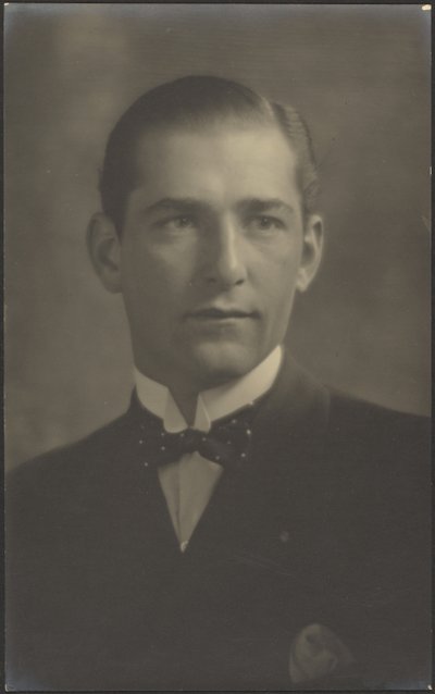 [Retrato de un hombre con pajarita de lunares] de Louis Fleckenstein
