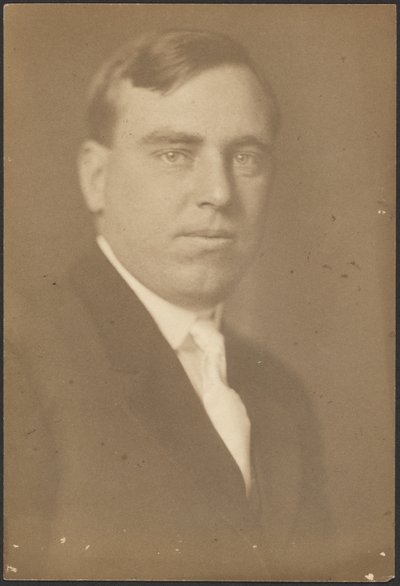 [Retrato de un hombre con corbata blanca] de Louis Fleckenstein