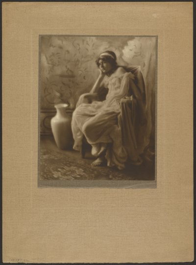 [Retrato de una mujer sentada con traje clásico] de Louis Fleckenstein