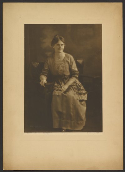 [Retrato de una mujer sentada con vestido y lazos.] de Louis Fleckenstein