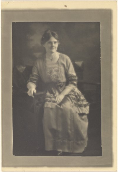 [Retrato de una mujer sentada con vestido y lazos.] de Louis Fleckenstein