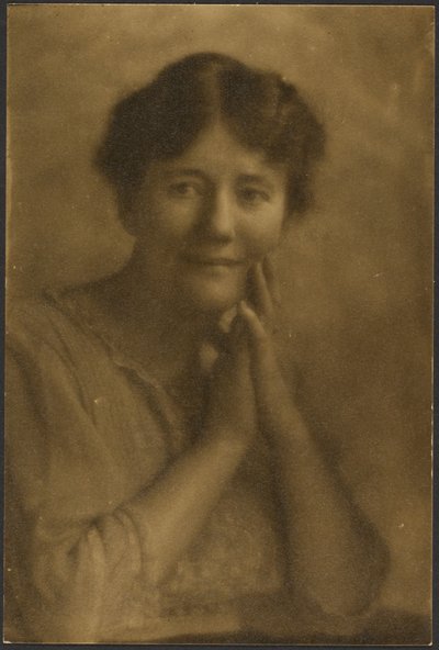 [Retrato de una mujer llevándose las manos a la cara] de Louis Fleckenstein