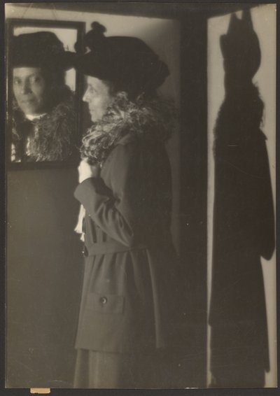 [Retrato de una mujer, su reflejo y su sombra] de Louis Fleckenstein