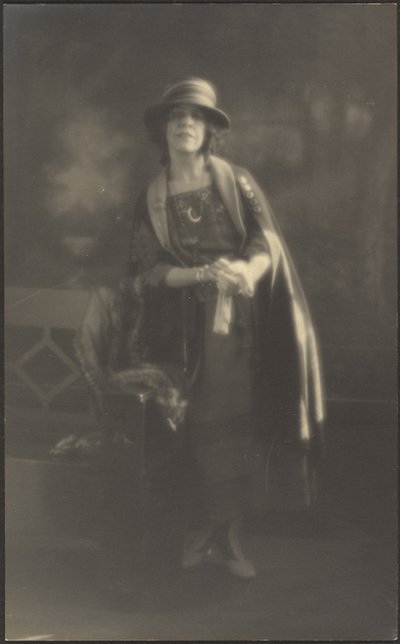 [Retrato de una mujer apoyada en un banco] de Louis Fleckenstein