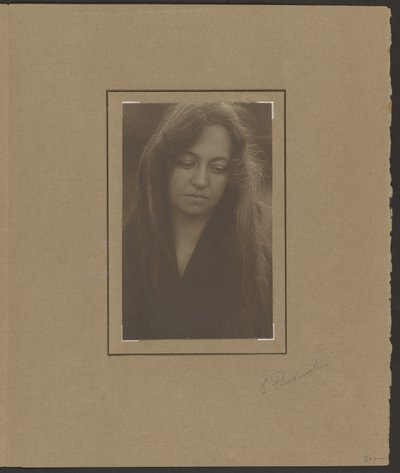 [Retrato de una mujer mirando hacia abajo] de Louis Fleckenstein