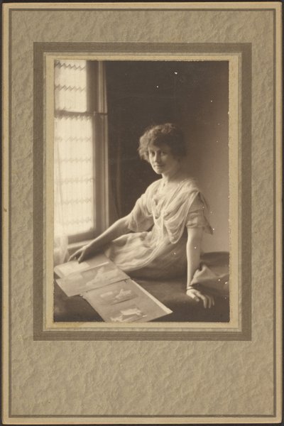 [Retrato de una mujer mirando un álbum] de Louis Fleckenstein
