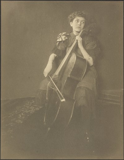 [Retrato de una mujer tocando el violonchelo] de Louis Fleckenstein