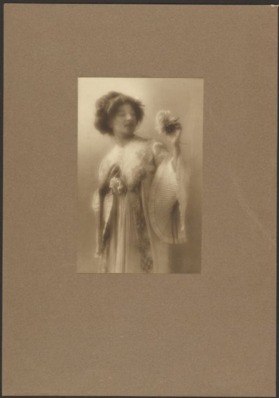 [Retrato de una mujer con túnica plisada] de Louis Fleckenstein