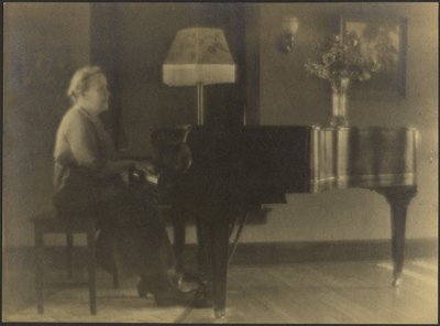 [Retrato de una mujer sentada al piano] de Louis Fleckenstein