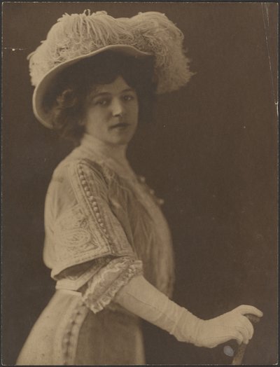[Retrato de mujer de pie con paraguas] de Louis Fleckenstein